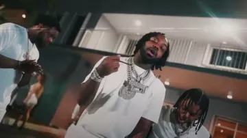 Camiseta blanca de Louis Vuitton Inside Out usada por EST Gee en EST Gee, 42 Dugg - Everybody Shooters Too (Video musical oficial)