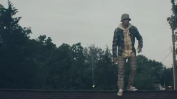 Veste en flanelle à carreaux et veste à carreaux jaunes portées par Tyler Joseph dans le clip officiel de The Hype par Twenty One Pilots