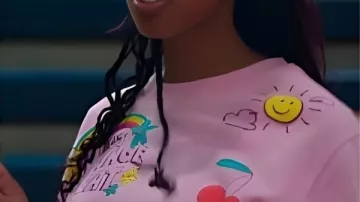 Sudadera rosa English Teacher S02 como se ve en English Teacher