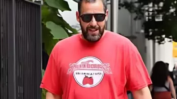 Adam Sandler T-Shirt « Strawberries Records & Tapes » porté par Self (Adam Sandler) tel qu’on le voit dans Adam Sandler : Love You