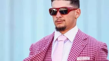 Traje de Patrick Mahomes llegando a Jacksonville