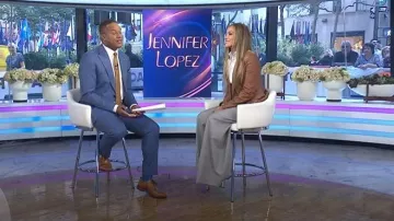Pantalon plissé en laine Greer de la collection Ralph Lauren porté par Jennifer Lopez, comme on le voit dans Today le 6 octobre 2025