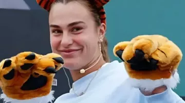 Aryna Sabalenka Wuhan Open 2025 Fan Meeting Sweat-shirt dans Aryna Sabalenka contre Qinwen Zheng | Finale de Wuhan 2024 | WTA Flashback