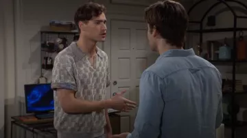 Suéter de polo de punto abierto con encaje de cable de pasillo usado por Deke (Harrison Cone) como se ve en The Bold and the Beautiful el 16 de septiembre de 2025