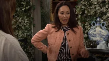 Blusa sin mangas con cuello alto de Donna Karan usada por Li Finnegan (Naomi Matsuda) como se ve en The Bold and the Beautiful el 16 de septiembre de 2025