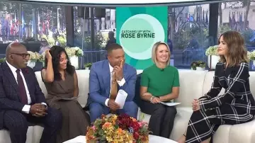 Chaqueta vasca Schiaparelli usada por Rose Byrne como se ve en Today el 6 de octubre de 2025