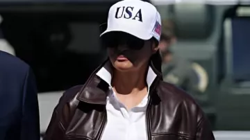 La première dame Melania Trump blouson en cuir marron à REGARDER : La première dame Melania Trump rend hommage à « l’esprit durable » de la marine américaine à l’occasion de son 250e anniversaire