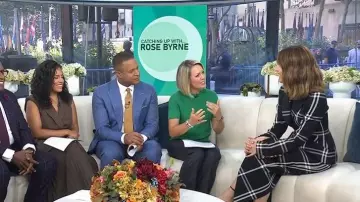 Falda lápiz con dobladillo redondo Schiaparelli usada por Rose Byrne como se ve en Today el 6 de octubre de 2025