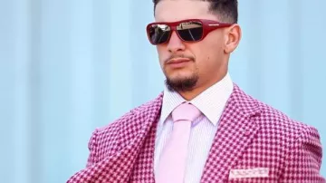 Patrick Mahomes arrive à Jacksonville Suit in Patrick Mahomes arrive pour Monday Night Football #Chiefs #Jaguars #NFL #Football