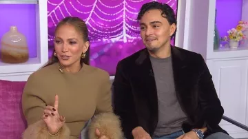 Haut dos nu en crêpe Harithand Lizelot porté par Jennifer Lopez comme on le voit dans Today with Jenna & Friends le 6 octobre 2025