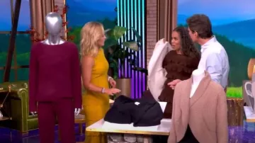 Robe midi sans manches en maille pointelle à volants en crochet Lela Rose portée par Sara Haines, comme on le voit dans The View le 3 octobre 2025