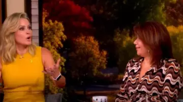 Ramy Brook Lydia Wavy Stripe Long Sleeve Sweater Robe-chemise portée par Ana Navarro comme on le voit dans The View le 3 octobre 2025