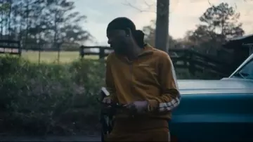 Veste de survêtement Palm Angels portée par Tyson Mitchell (Jay Will) comme on le voit dans Tulsa King (S03E02)