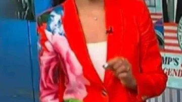 Blazer floral rouge porté par Morgan Radford dans NBC News Daily 2025