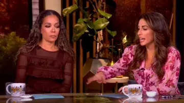 Minivestido de hibisco de Cinq a Sept Lupetto usado por Alyssa Farah Griffin como se ve en The View el 3 de octubre de 2025