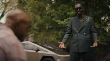 Ensemble de blazer Mr Guild Greenfield Road porté par Tyson Mitchell (Jay Will) tel qu’on le voit dans Tulsa King (S03E02)