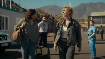 Bolso de mano de gamuza Free People Roma usado por Sam (Jodie Whittaker) como se ve en Fraudes (S01E01)