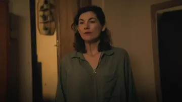 Collar con colgante de cola de ballena NadinArtDesign usado por Sam (Jodie Whittaker) como se ve en Fraudes (S01E01)