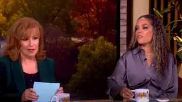 Toteme Slouch Satich Midi Vestido camisero usado por Sunny Hostin como se ve en The View el 6 de octubre de 2025