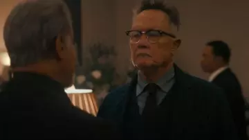 Gilet en sergé indigo Ralph Lauren porté par Jeremiah Dunmire (Robert Patrick) comme on le voit dans Tulsa King (S03E02)