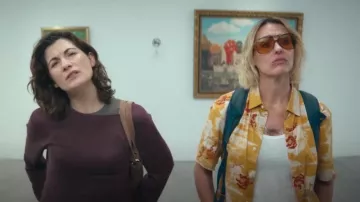 Bolso de gamuza Free People Roma usado por Sam (Jodie Whittaker) como se ve en Fraudes (S01E02)