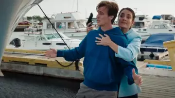 Sudadera con capucha American Eagle AE Heavyweight Terry Indigo usada por Blaine como se ve en Hudson & Rex (S08E03)