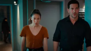 Sezane Jeanne Jersey usado por Sarah Truong (Mayko Nguyen) como se ve en Hudson & Rex (S08E03)