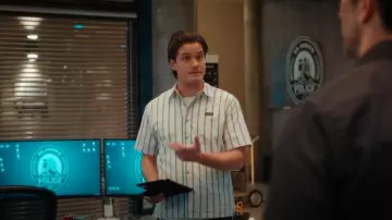 Camisa de manga corta relajada a rayas Brixton Cru usada por Jesse Mills (Justin Kelly) como se ve en Hudson & Rex (S08E03)