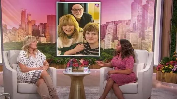 Mini-robe Banana Republic portée par Melissa Peterman telle qu’elle est vue dans Sherri le 6 octobre 2025