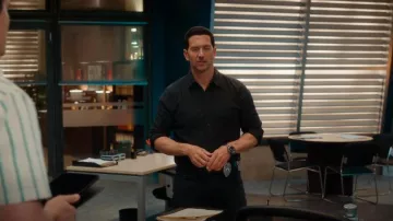 Chemise standard James Perse portée par Mark Hudson (Luke Roberts) comme on le voit dans Hudson & Rex (S08E03)