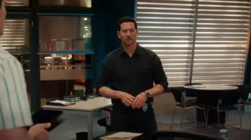 Camisa estándar James Perse usada por Mark Hudson (Luke Roberts) como se ve en Hudson & Rex (S08E03)