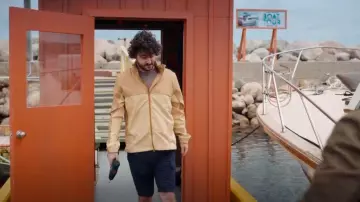 Chaqueta de senderismo FjallRaven Abisko usada por Jesse Hutch como se ve en Hudson & Rex (S08E03)
