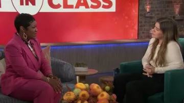 Top drapeado de manga larga de Helmut Lang usado por Kelly Clarkson como se ve en The Kelly Clarkson Show el 2 de octubre de 2025