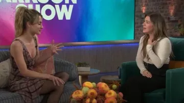 Pantalones de Marella Aguzze usados por Kelly Clarkson como se ve en The Kelly Clarkson Show el 2 de octubre de 2025