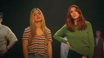 Top de manga corta a rayas Madewell usado por Kayla (Romy Mars) como se ve en English Teacher (S02E01)