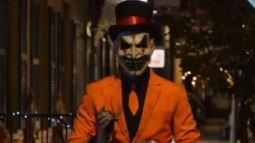 Le costume The Jester 2023 porté par (Michael Sheffield) comme on le voit dans The Jester