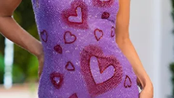 Vestido morado de corazones rojos usado por Self - Host (Ariana Madix) en Love Island Games