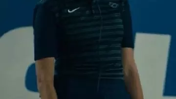 Polo rayé porté par Ricky (Perry Mattfeld) dans Chad Powers