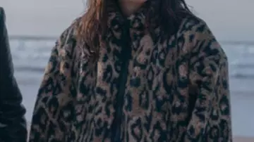 Chaqueta de leopardo usada por Sarah Tucker (Ruth Wilson) en la serie de televisión Down Cemetery Road 2025