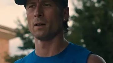 Camiseta sin mangas azul de Chad Powers usada por Chad Powers (Glen Powell) como se ve en Chad Powers (S01E01)