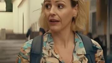 Camisa con estampado mixto de fraudes usada por Bert (Suranne Jones) como se ve en Fraudes (S01E06)