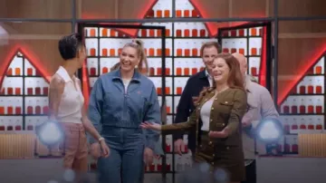 Minifalda vaquera L'Agence Kris usada por Gail Simmons como se ve en Top Chef (S22E03)