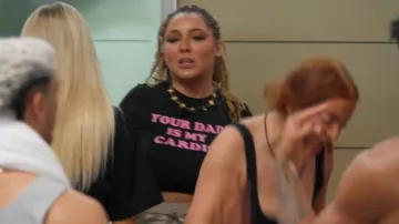 Camiseta casual de manga corta con cuello redondo Shein Summer usada por Jaeda Chamberlain como se ve en Aussie Shore (S02E01)