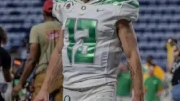 13 Jersey estampado usado por Chad Powers (Glen Powell) en la serie de televisión Chad Powers 2025