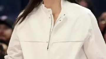 Veste blanche portée par Caitlin Clark dans Indiana Fever 2025