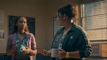 Adidas Adicolor Classics Firebird Chaqueta de chándal usada por el Dr. Dana Dang (Aury Krebs) como se ve en Brilliant Minds (S02E03)