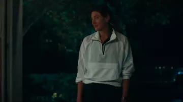 Athleta Boundless Popover portée par Ricky (Perry Mattfeld) comme on le voit dans Chad Powers (S01E02)