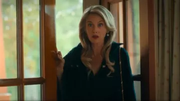 Zara Denim Cape Zw Collection portée par Tricia (Wynn Everett) comme on le voit dans Chad Powers (S01E02)