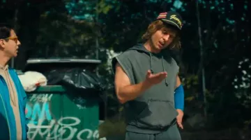 Sudadera con capucha sin mangas de Zara usada por Chad Powers (Glen Powell) como se ve en Chad Powers (S01E02)