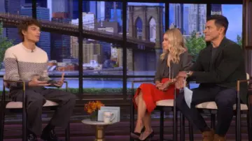 Blusa de seda con cuello de lazo y botones de lunares Saint Laurent usada por Kelly Ripa como se ve en VIVO con Kelly y Mark el 7 de octubre de 2025